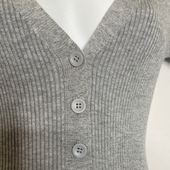 Elegant Gray V-Neck Button Midi Dress - Picture 5 of 6